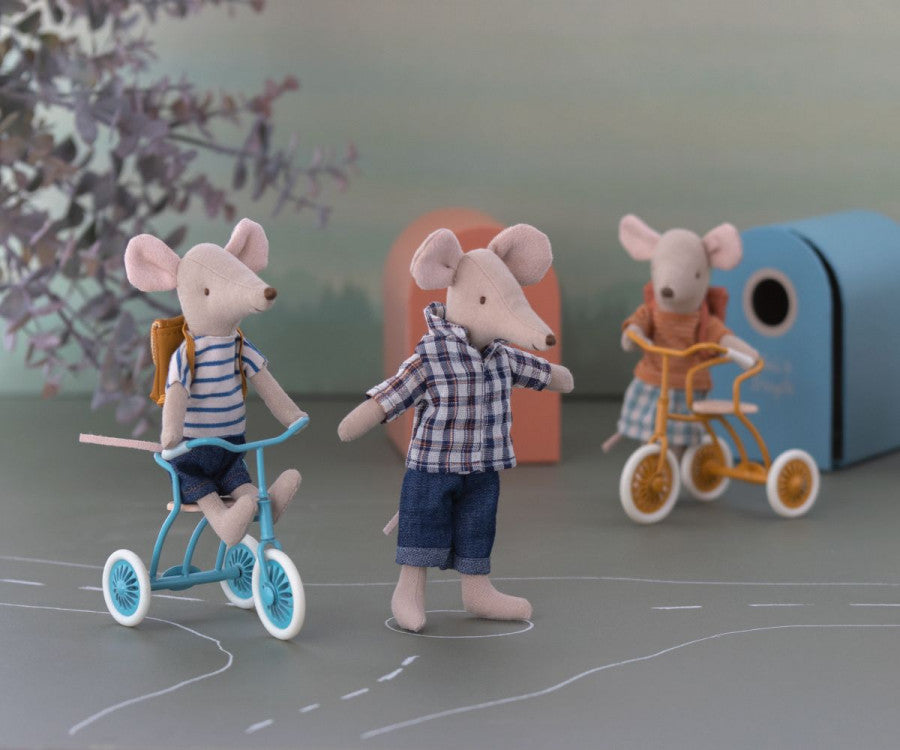 Mouse with backpack