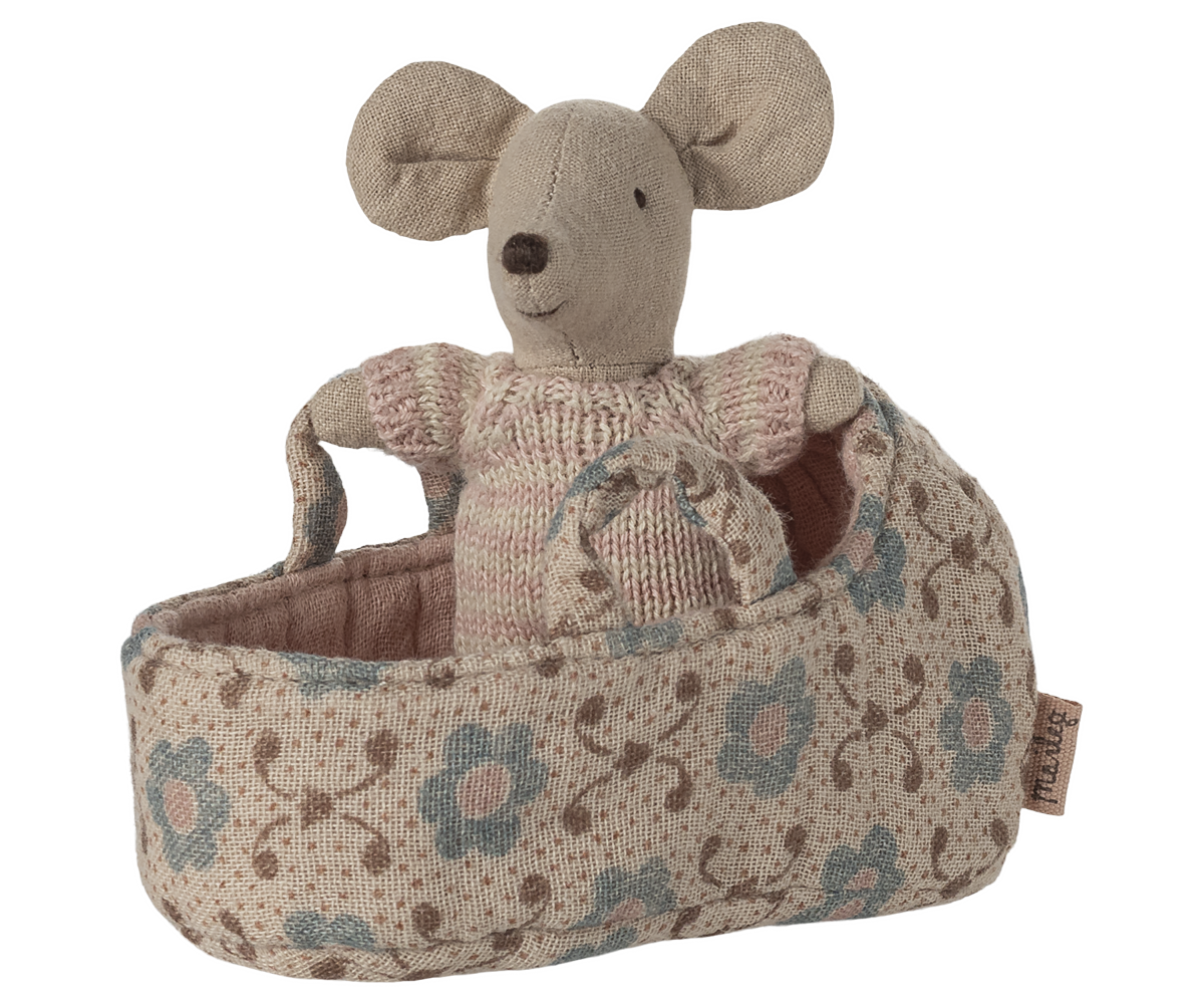 Baby mouse in carry cot Rose