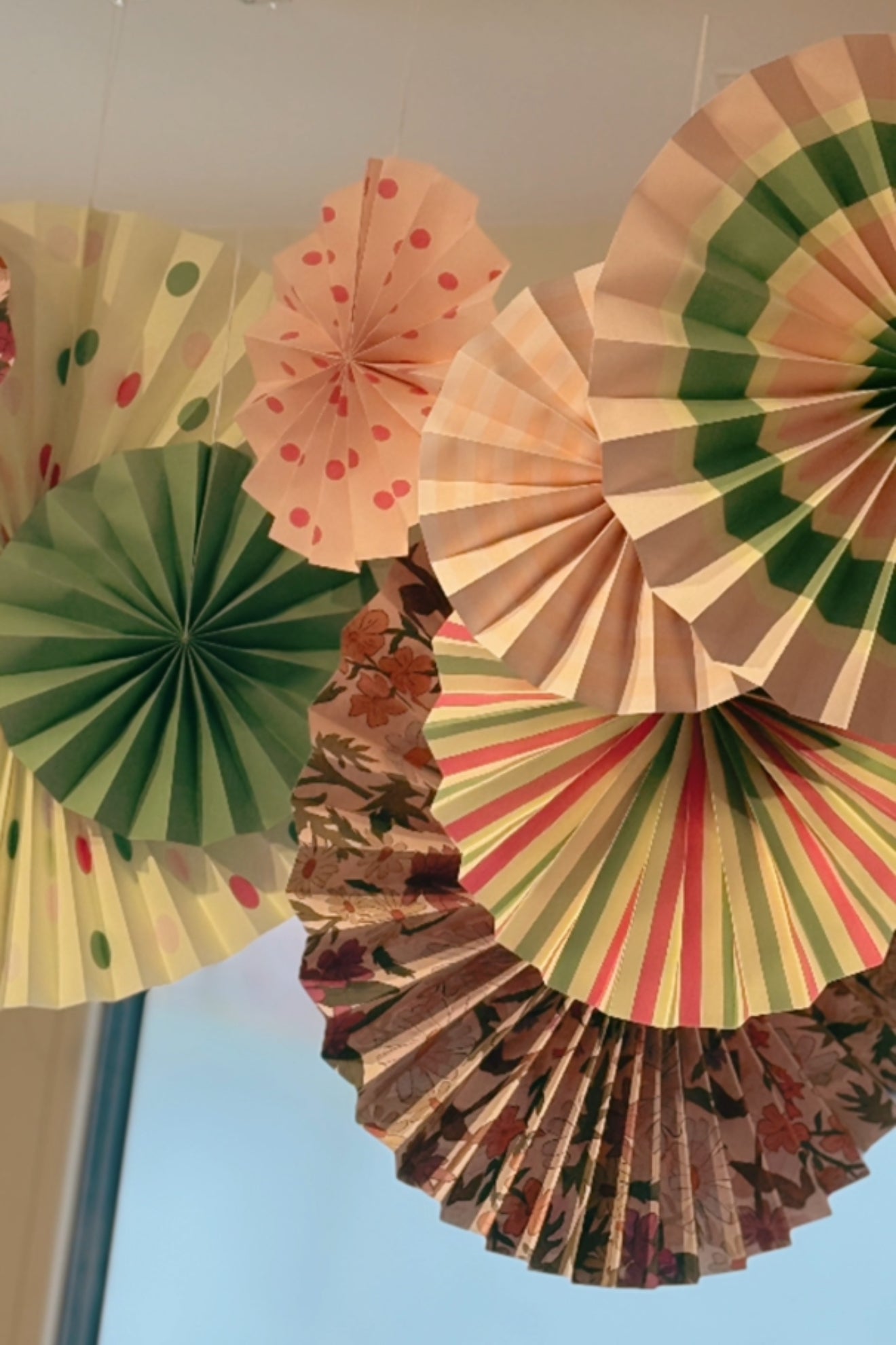 8 Party Paper fans