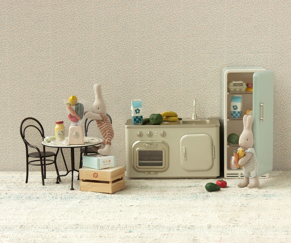 Dining table & 2 chairs