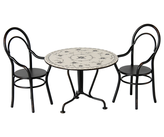 Dining table & 2 chairs