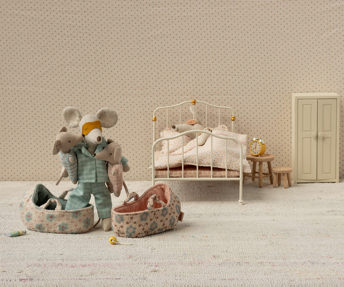 Baby mouse in carry cot Blue